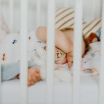 Jak oduczyć niemowlę zasypiania wyłącznie na rękach: metody krok po kroku