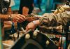 Różowy szum a biały szum: czym się różnią i który lepiej uspokaja noworodka?